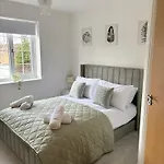 Daire Spacious Retreat With Parking: Ideal For Families & Contractors York