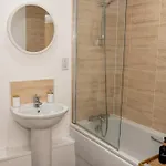 Daire Spacious Retreat With Parking: Ideal For Families & Contractors *