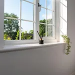 Spacious Retreat With Parking: Ideal For Families & Contractors Daire York