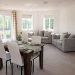 Spacious Retreat With Parking: Ideal For Families & Contractors Daire York
