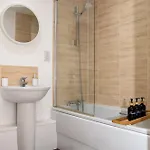 Spacious Retreat With Parking: Ideal For Families & Contractors *