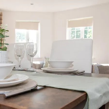 Spacious Retreat With Parking: Ideal For Families & Contractors * York