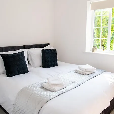 Spacious Retreat With Parking: Ideal For Families & Contractors Daire