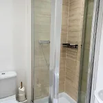 شقة Spacious Retreat With Parking: Ideal For Families & Contractors *