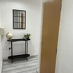 Spacious Retreat With Parking: Ideal For Families & Contractors يورك