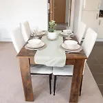 Spacious Retreat With Parking: Ideal For Families & Contractors * يورك