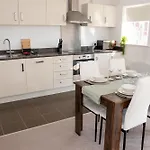 Spacious Retreat With Parking: Ideal For Families & Contractors شقة *