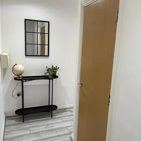 Spacious Retreat With Parking: Ideal For Families & Contractors 约克