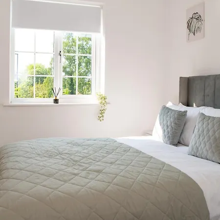 Spacious Retreat With Parking: Ideal For Families & Contractors