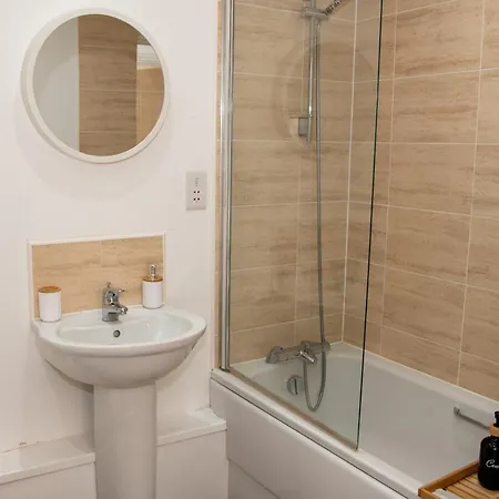 公寓 Spacious Retreat With Parking: Ideal For Families & Contractors *