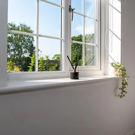 Spacious Retreat With Parking: Ideal For Families & Contractors Appartamento York