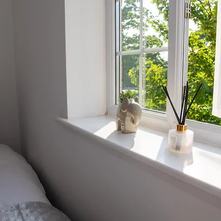 Spacious Retreat With Parking: Ideal For Families & Contractors 公寓 *