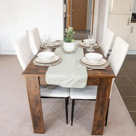 Spacious Retreat With Parking: Ideal For Families & Contractors * 约克