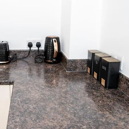 Spacious Retreat With Parking: Ideal For Families & Contractors