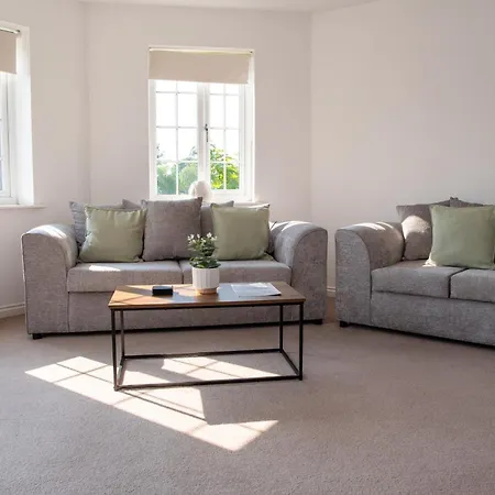Spacious Retreat With Parking: Ideal For Families & Contractors * York