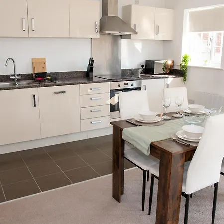 Spacious Retreat With Parking: Ideal For Families & Contractors 公寓 *