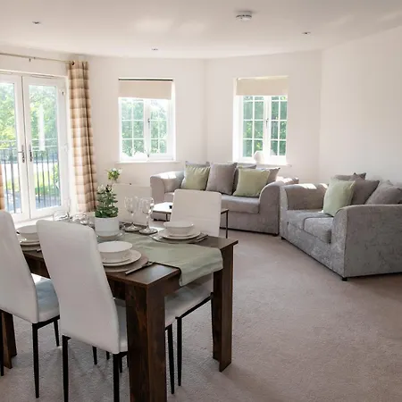 Spacious Retreat With Parking: Ideal For Families & Contractors 公寓 约克