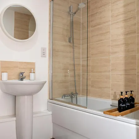 Spacious Retreat With Parking: Ideal For Families & Contractors *