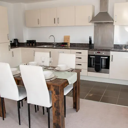 Spacious Retreat With Parking: Ideal For Families & Contractors *