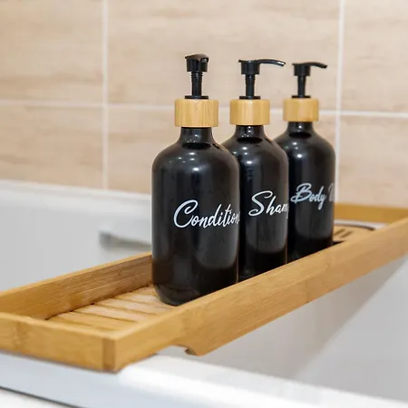 Spacious Retreat With Parking: Ideal For Families & Contractors Apartment *