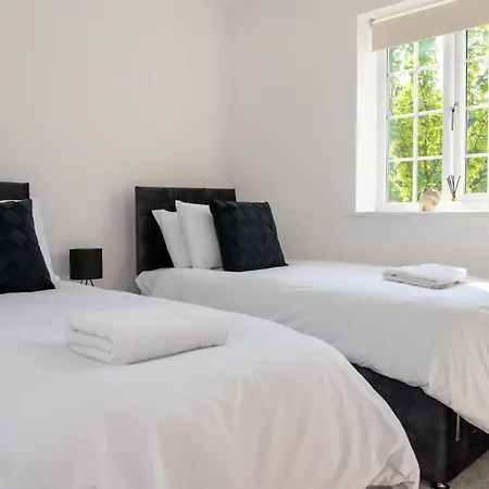 Spacious Retreat With Parking: Ideal For Families & Contractors York